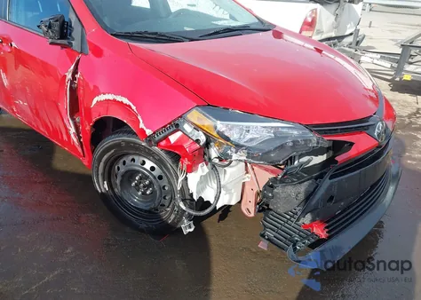 2018 Toyota Corolla Le z USA, uszkodzony, nr VIN 5YFBURHE7JP814395